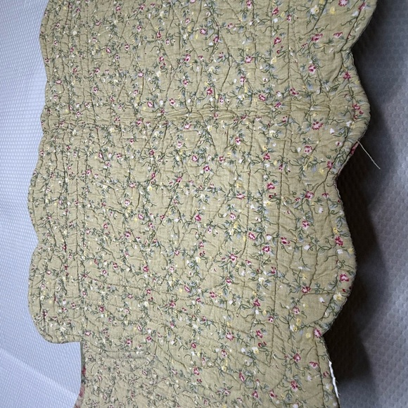 Floral Cottagecore Reversable Quilted Table Runner and Placemats - Picture 12 of 13